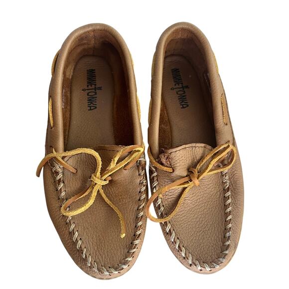 Minnetonka Women's Tan Moccasins Slippers Shoes NWOT With Minor Tear Size 8.5 - Picture 2 of 9